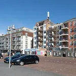 De Trintel Op 1E Verdieping Met Ruim Terras En Zeezicht