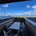 De Trintel Op 1E Verdieping Met Ruim Terras En Zeezicht